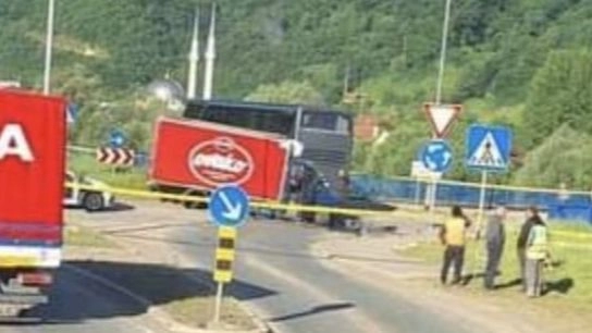 Stravična nesreća u Nemili: Poginuo vozač kamiona iz Kaknja (37)